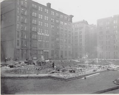 Lavoratori che installano una fontana nel Lucas Garden a Fourteenth e Locust Streets da Unknown